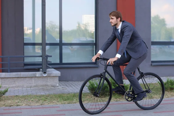 Snygg Ung Affärsman Som Rider Sin Cykel Staden Ekologiskt Transportkoncept — Stockfoto