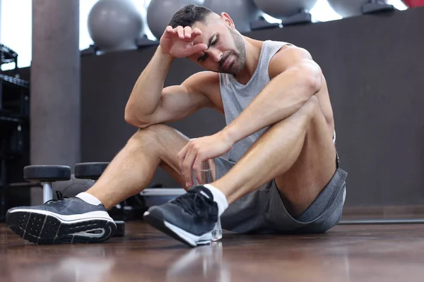 Sportowy Człowiek Odpoczynku Przerwie Wykonywaniu Ćwiczeń — Zdjęcie stockowe