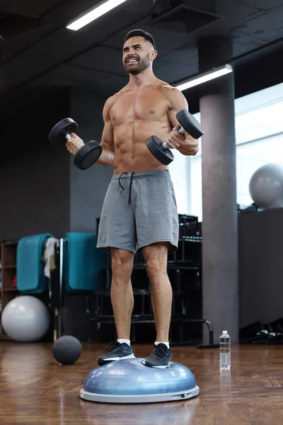 Fitter Und Muskulöser Mann Beim Training Mit Hanteln Auf Dem — Stockfoto