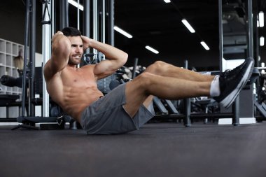 Sportif adam germe ve ısınma vücudunu dışarı çalışmadan önce kaslar için özel egzersizler yapıyor