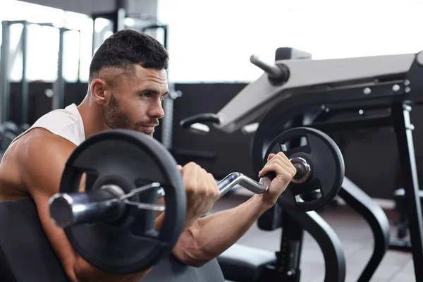 Apto Homem Muscular Levantando Peso Pesado Barbell Usando Banco Ginásio — Fotografia de Stock