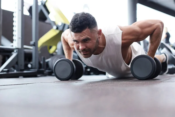 Fit Och Muskulös Man Gör Horisontella Armhävningar Med Hantlar Gymmet — Stockfoto