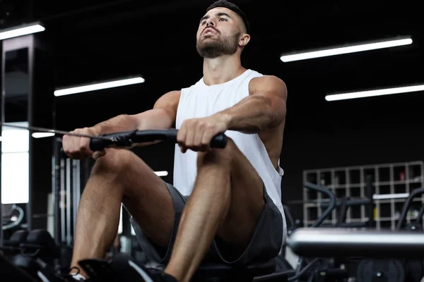 Fit Muscular Man Using Rowing Machine Gym — Stock Photo, Image