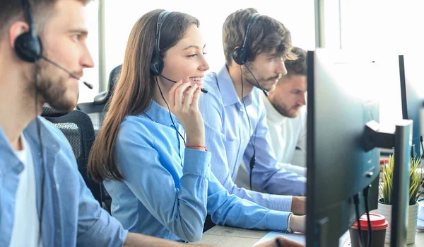 Attraente Positivo Giovani Imprenditori Colleghi Ufficio Call Center — Foto Stock