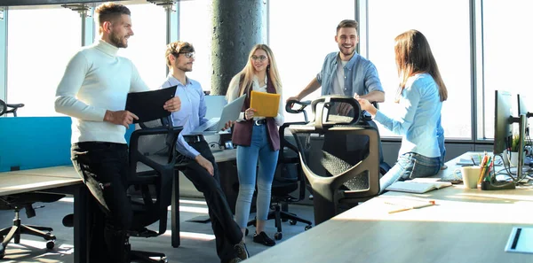 Jóvenes Colegas Ropa Casual Inteligente Trabajando Mientras Pasan Tiempo Oficina —  Fotos de Stock