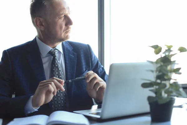 Fokuserad Mogen Affärsman Djupt Tanken När Sitter Vid Ett Bord — Stockfoto