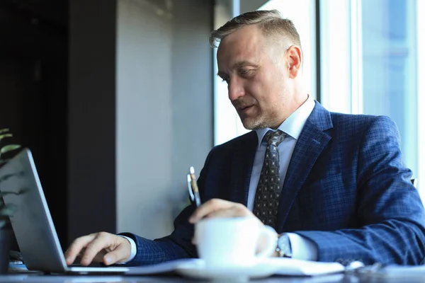 Fokuserad Mogen Affärsman Djupt Tanken När Sitter Vid Ett Bord — Stockfoto