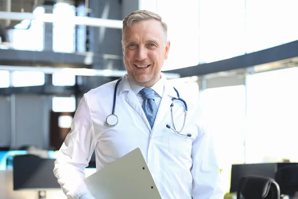 Médecin Chef Robe Blanche Avec Stéthoscope — Photo