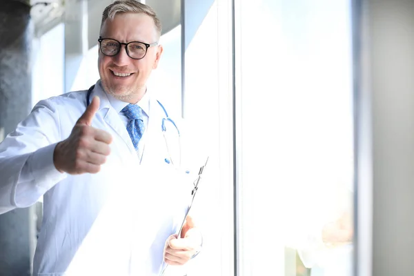 Chefarzt Weißen Gewand Mit Stethoskop — Stockfoto