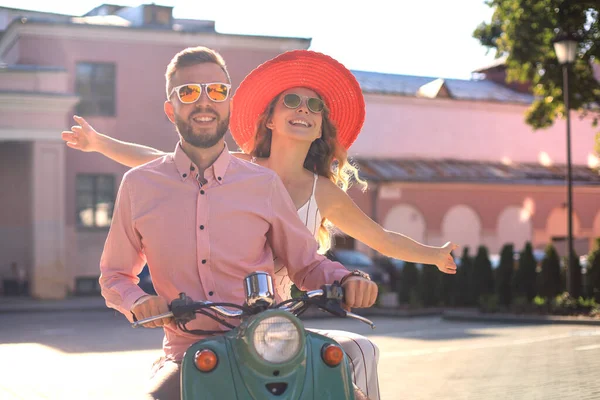 若い美しいカップルがバイクに乗っている アドベンチャーと休暇のコンセプト — ストック写真