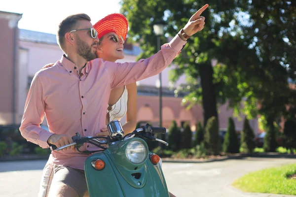 Joven Hermosa Pareja Montando Moto Concepto Aventura Vacaciones — Foto de Stock