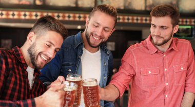 Barda futbol izliyorum. Mutlu arkadaşlar bira içme ve favori takım için tezahürat, zafer kutluyor