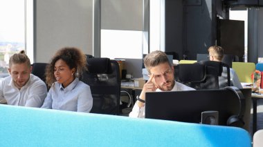 Modern teknolojileri kullanarak yaratıcı ofiste çalışan bir grup modern insan..