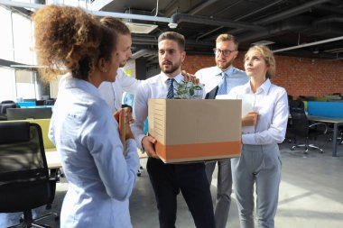 iş arkadaşları görevden çalışanlara veda