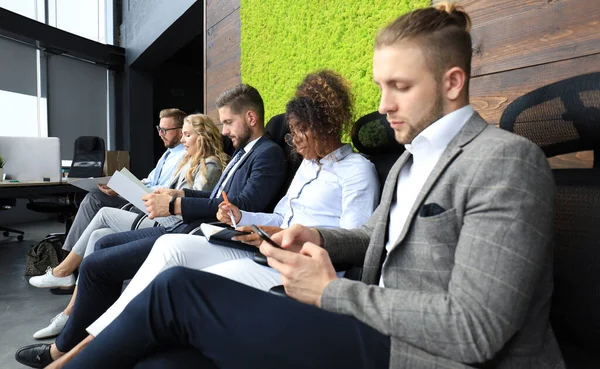 Stressvolle Moderne Mensen Wachten Een Sollicitatiegesprek — Stockfoto