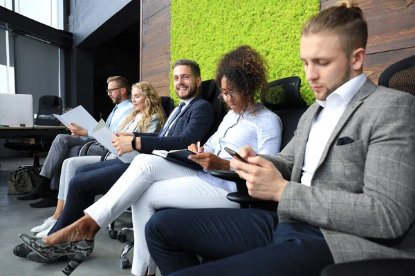 Gente Negocios Moderna Esperando Entrevista Trabajo —  Fotos de Stock