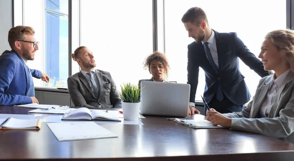 Gruppo Giovani Moderni Abiti Formali Sorridenti Che Discutono Qualcosa Mentre — Foto Stock