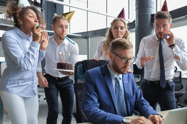 Деловая команда празднует день рождения коллеги в современном офисе — стоковое фото