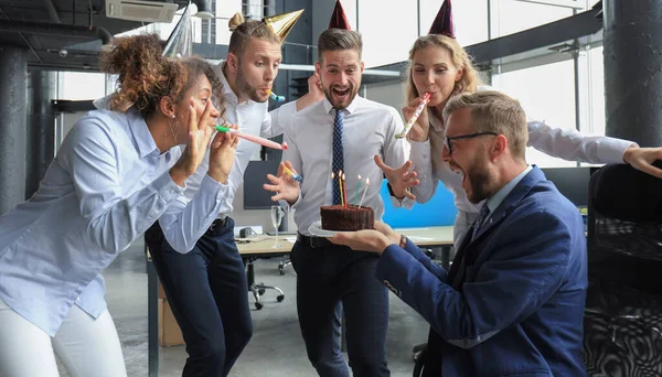 Ділова команда святкує день народження коледжу в сучасному офісі — стокове фото