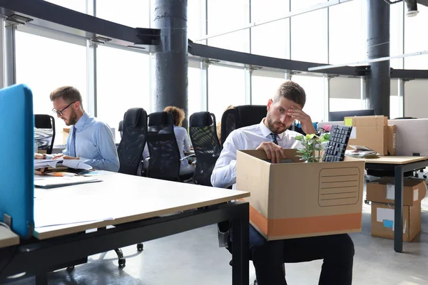 Triste trabajador despedido están tomando sus suministros de oficina con él de la oficina — Foto de Stock