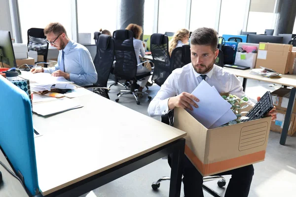 Triste trabajador despedido están tomando sus suministros de oficina con él de la oficina — Foto de Stock