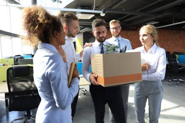 iş arkadaşları görevden çalışanlara veda