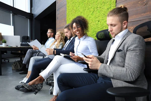 Gente Negocios Moderna Esperando Entrevista Trabajo — Foto de Stock