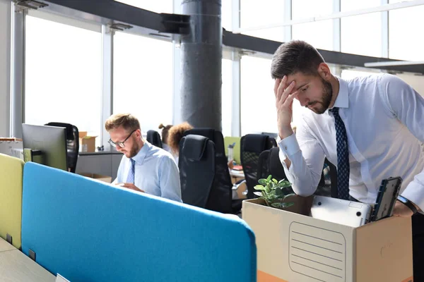 Triste trabajador despedido están tomando sus suministros de oficina con él de la oficina — Foto de Stock