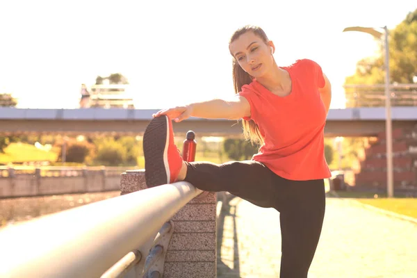 Aantrekkelijke Jonge Fitnessvrouw Die Sportkleding Draagt Buiten Traint Oefeningen Uitrekt — Stockfoto