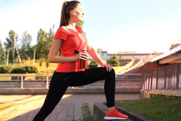 Piękna Młoda Kobieta Odzieży Sportowej Robi Ćwiczenia Rozciągające Pobliżu Rzeki — Zdjęcie stockowe