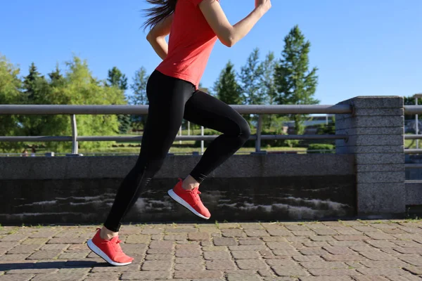 Modern Young Woman Sports Clothing Jumping While Exercising Outdoors — Stock Photo, Image