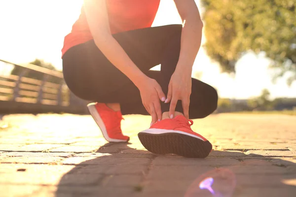 Sport Vrouw Runner Houden Pijnlijke Verstuikte Enkel Pijn Vrouwelijke Atleet — Stockfoto