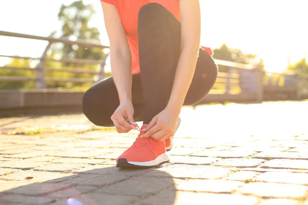 Close Van Onherkenbaar Sportvrouw Koppelverkoop Schoenen Tijdens Avond Run Buitenshuis — Stockfoto