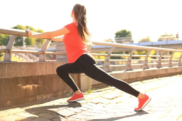 Aantrekkelijke Jonge Fitnessvrouw Die Sportkleding Draagt Buiten Traint Oefeningen Uitrekt — Stockfoto