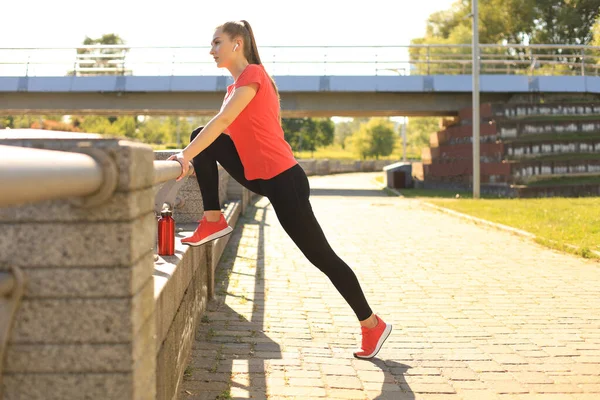 Atractiva Joven Mujer Fitness Con Ropa Deportiva Haciendo Ejercicio Aire — Foto de Stock