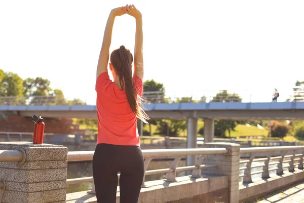 Aantrekkelijke Jonge Fitnessvrouw Die Sportkleding Draagt Buiten Traint Oefeningen Uitrekt — Stockfoto