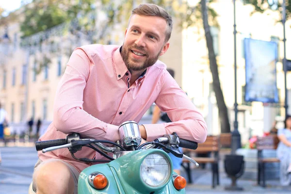 Bell Uomo Posa Uno Scooter Contesto Vacanza Street Moda Stile — Foto Stock