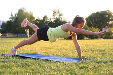 Atletik kadın dışarıda kalas egzersizi yapıyor. Konsept üzerinde çalış