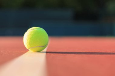 Açık yeşilimsi sarı tenis topu çizgide.