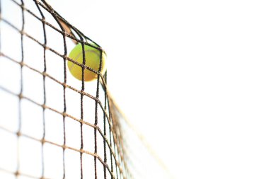 Parlak yeşilimsi sarı tenis topu ağa çarptı.