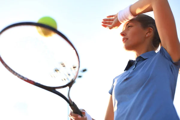 Schöne Tennisspielerin Serviert Den Ball Auf Dem Tennisplatz — Stockfoto