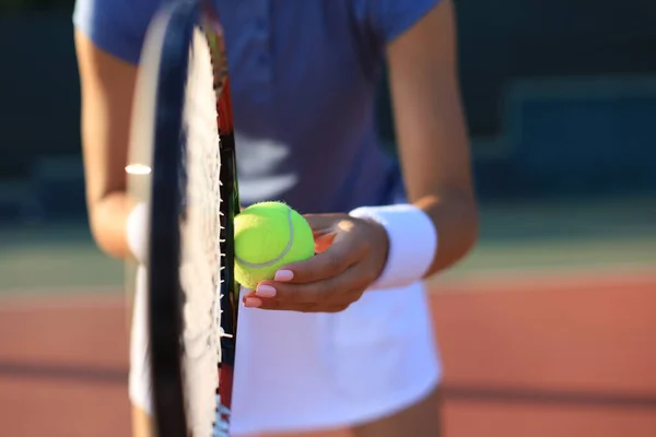 Close Van Een Tennisspeler Slaan Van Bal Met Racket — Stockfoto