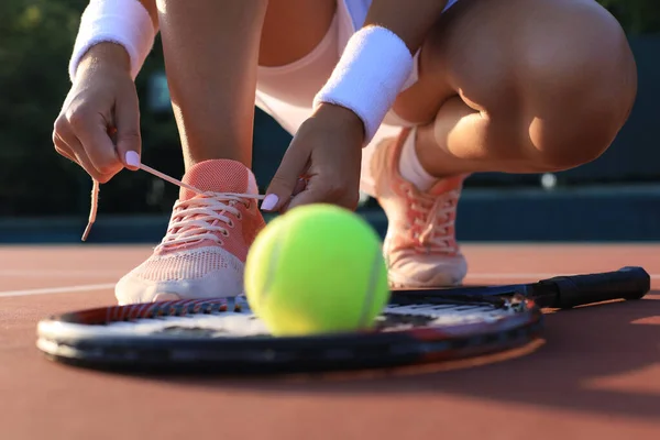 Sportvrouw Klaar Voor Het Spelen Van Tennis Strikken Veters Outdoor — Stockfoto