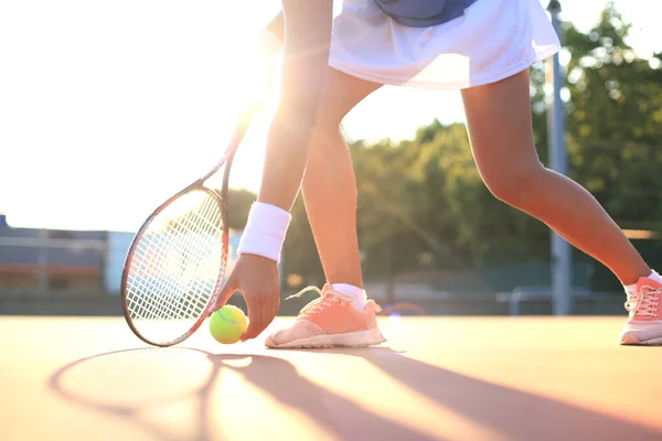 Tenisista Podnosi Piłkę Tenisową Glinianego Kortu Podczas Gry — Zdjęcie stockowe