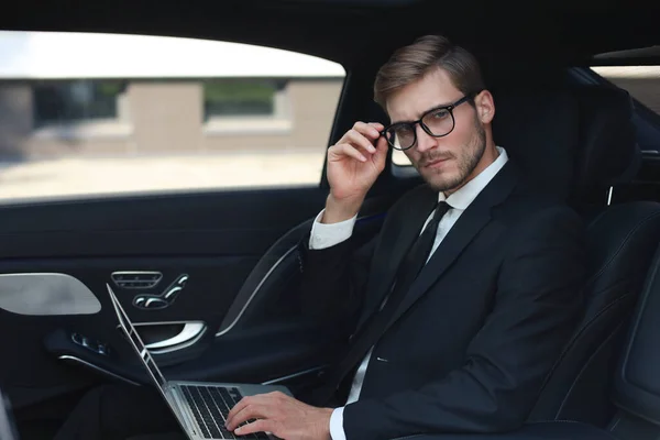 Pensativo Empresario Seguro Mantener Mano Las Gafas Mientras Está Sentado —  Fotos de Stock