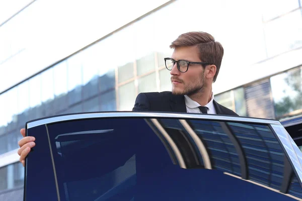 Elegante Joven Hombre Negocios Que Entra Coche Mientras Está Aire —  Fotos de Stock