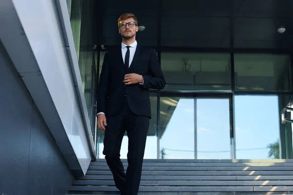 Erfolgreicher Junger Geschäftsmann Geht Die Treppe Vor Dem Bürogebäude Hinunter — Stockfoto