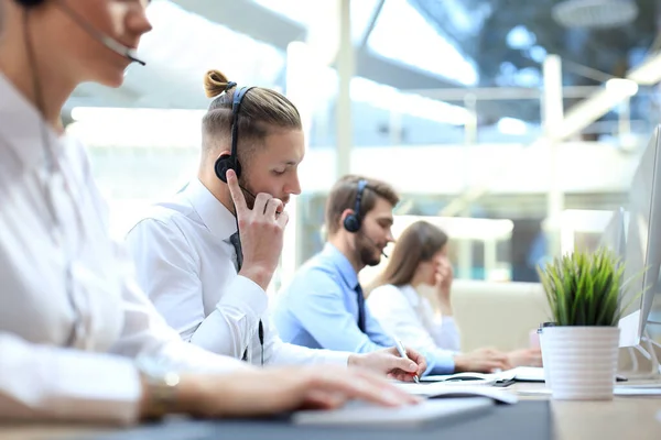 Portret Van Callcenter Medewerker Vergezeld Door Zijn Team Lachende Klant — Stockfoto