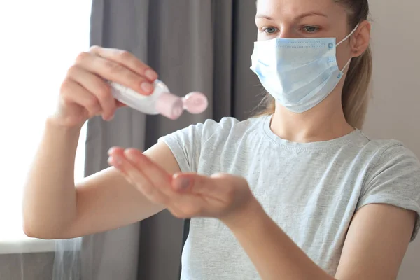 Femme Utilisant Gel Désinfectant Pour Les Mains Protection Contre Coronavirus — Photo