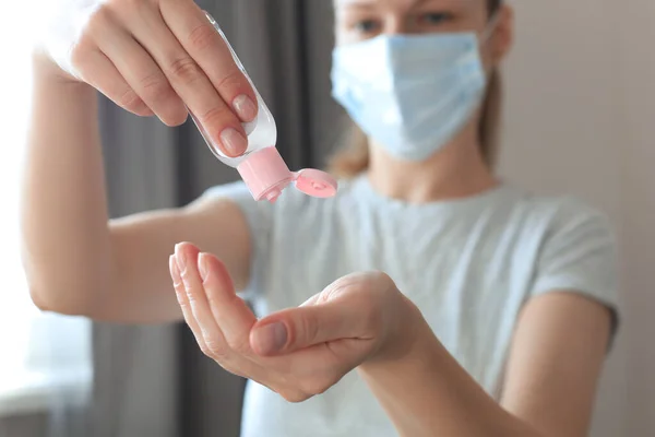 Žena Používající Gel Ruce Ochrana Koronaviru Před Hygienou Rukou — Stock fotografie